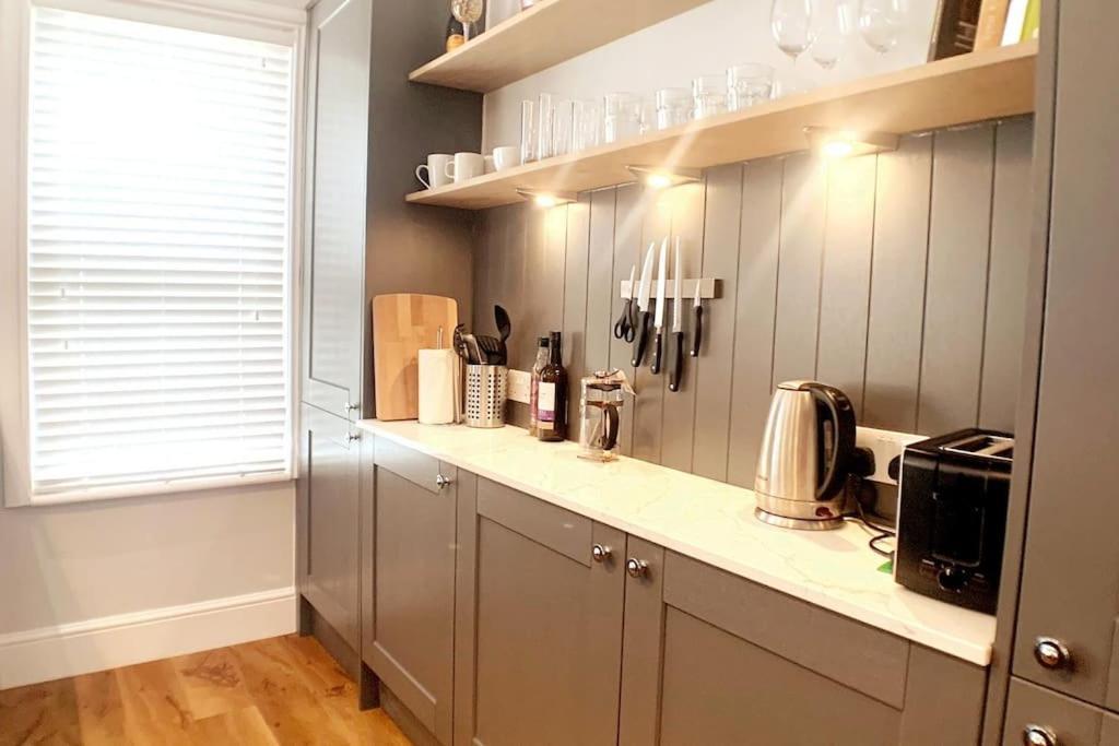 A Beautiful And Stylish 2 Bed Flat Close To Beach บอร์นมัธ ภายนอก รูปภาพ