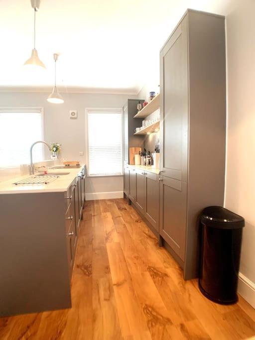A Beautiful And Stylish 2 Bed Flat Close To Beach บอร์นมัธ ภายนอก รูปภาพ